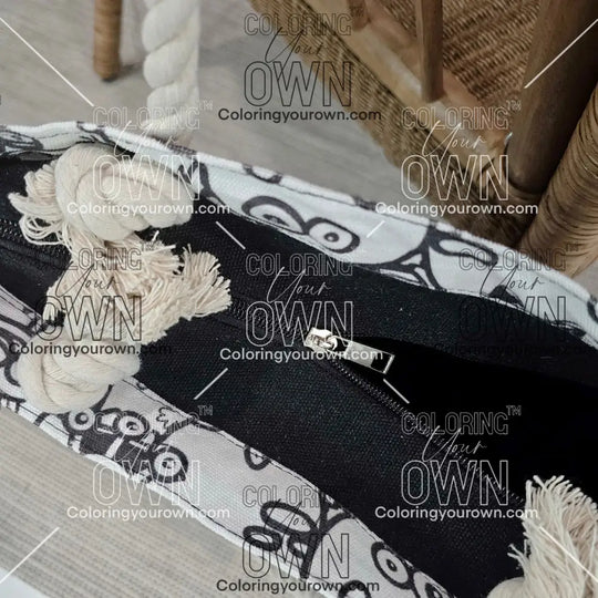 photo of top zipper of the tote bag to ensure security and safety of items. 